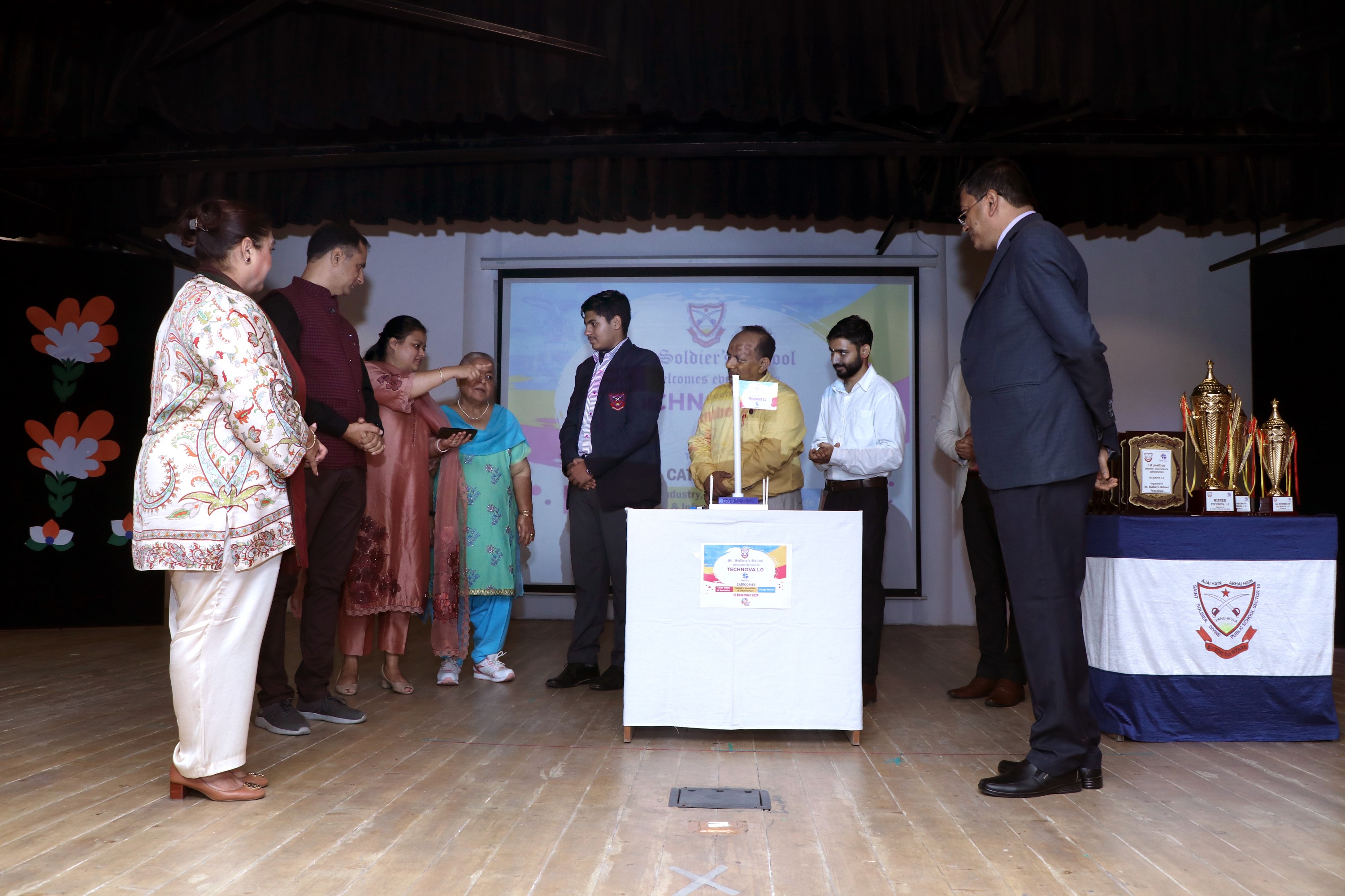 TechNova students showcasing projects